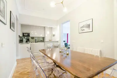 Una cocina o zona de cocina en Stunning Stylish 4BD 3BTH - City Center-Atocha