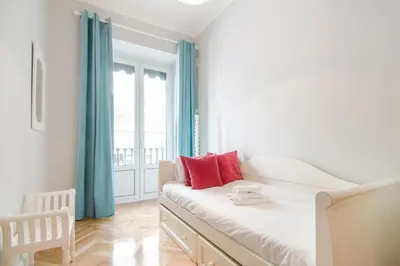Cama o camas de una habitación en Stunning Stylish 4BD 3BTH - City Center-Atocha