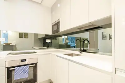 Una cocina o zona de cocina en Stunning Stylish 4BD 3BTH - City Center-Atocha