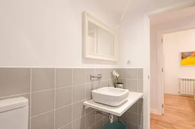 Un baño de Increíble nuevo 3BD 2BTH - Centro de la ciudad