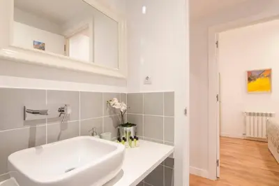 Un baño de Increíble nuevo 3BD 2BTH - Centro de la ciudad