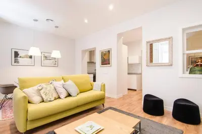 Zona de estar de Increíble nuevo 3BD 2BTH - Centro de la ciudad