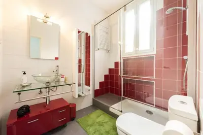 Un baño de Latina City Center - Bright Cozy 1BD