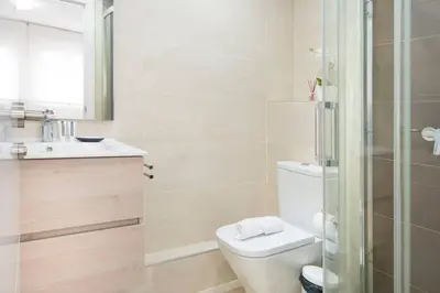 Un baño de Sol City center -2BD 2BTH - Modern apartment
