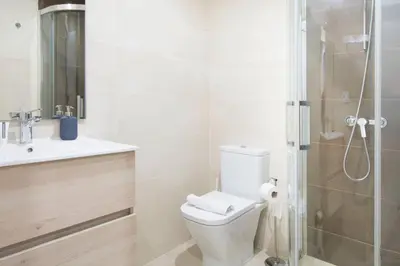 Un baño de Sol City center -2BD 2BTH - Modern apartment