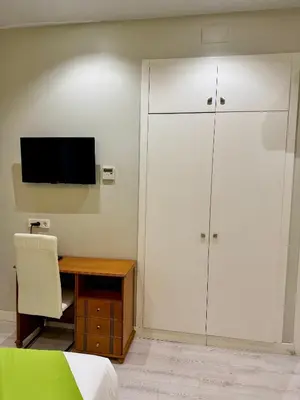 Una televisión o centro de entretenimiento en Apartamentos Apolo