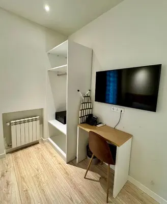 Una televisión o centro de entretenimiento en Apartamentos Apolo