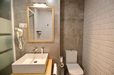 Un baño de The Bridge Huertas - Hostal
