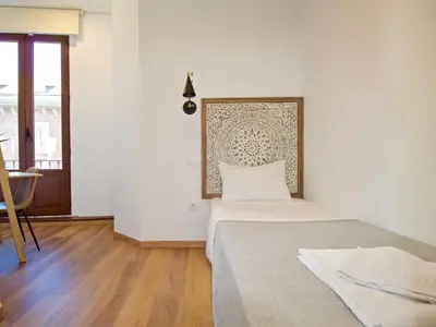 Cama o camas de una habitación en The Bridge Huertas - Hostal