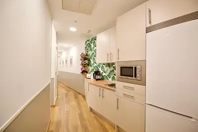 Una cocina o zona de cocina en The Bridge Huertas - Hostal