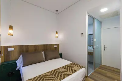 Cama o camas de una habitación en The Bridge Huertas - Hostal