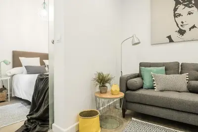 Cama o camas de una habitación en Waou Malasaña I - Alquiler Corta Duración