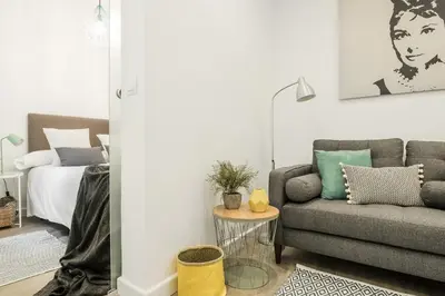Cama o camas de una habitación en Waou Malasaña I - Alquiler Corta Duración