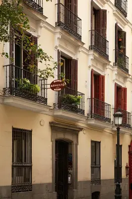 Edificio en el que se encuentra el hostal o pensión