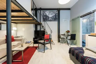Una televisión o centro de entretenimiento en Moderno Apartamento en Lavapiés