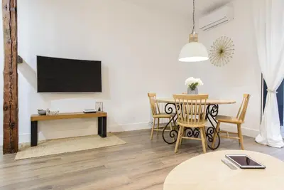 Una televisión o centro de entretenimiento en Madrid Center, Apartamento de 2 dormitorios