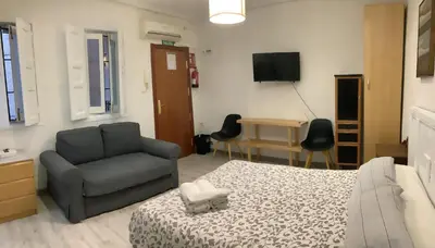 Una televisión o centro de entretenimiento en Pelayo 44 Chueca