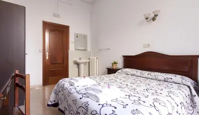 Cama o camas de una habitación en Hostal Condestable