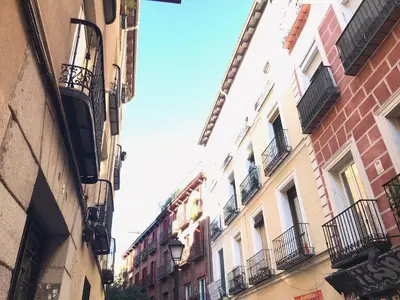 Edificio en el que se encuentra el hostal o pensión