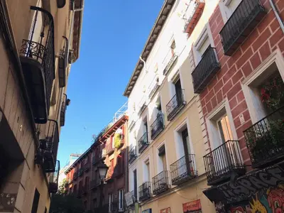 Edificio en el que se encuentra el hostal o pensión