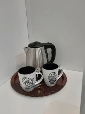 Utensilios para hacer té y café en Pensión Corbero