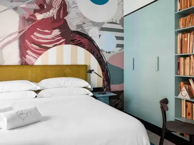 Cama o camas de una habitación en AmazINN Collection Madrid Amor de Dios