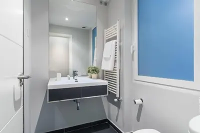 Un baño de Castellana Suites