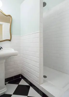 Un baño de MEZZANINe GREEN