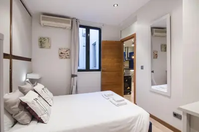 Cama o camas de una habitación en Cozy apartment-2Bedroom 1Bath-Malasaña