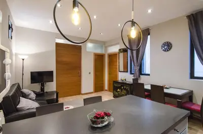 Una televisión o centro de entretenimiento en Cozy apartment-2Bedroom 1Bath-Malasaña