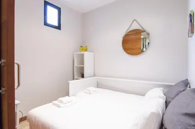 Cama o camas de una habitación en Cozy apartment-2Bedroom 1Bath-Malasaña