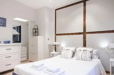 Cama o camas de una habitación en Cozy apartment-2Bedroom 1Bath-Malasaña