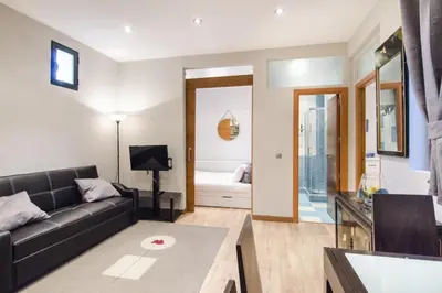 Cama o camas de una habitación en Cozy apartment-2Bedroom 1Bath-Malasaña
