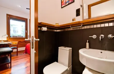 Un baño de Tigerwood apartment. Newly renovated
