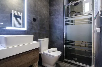 Un baño de La latina -2BD 2BTH -Brand-new apartment