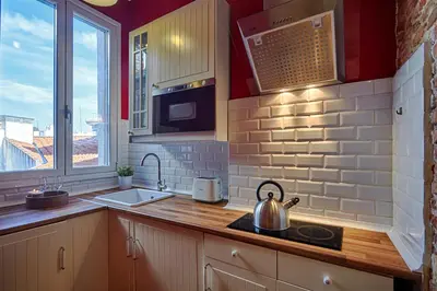 Una cocina o zona de cocina en LEEWAYS APARTMENT in MANCEBOS