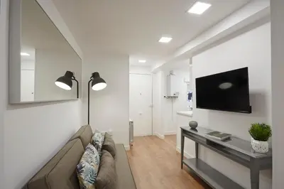 Una televisión o centro de entretenimiento en LEEWAYS APARTMENT in SAN LORENZO