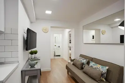Una televisión o centro de entretenimiento en LEEWAYS APARTMENT in SAN LORENZO