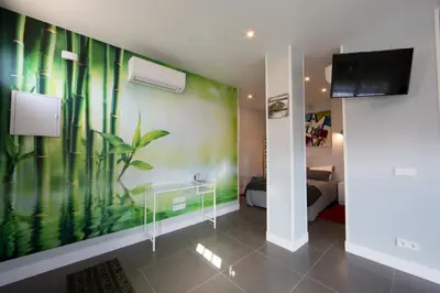 Una televisión o centro de entretenimiento en WindRose 2
