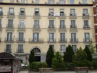 Edificio en el que se encuentra el hostal o pensión