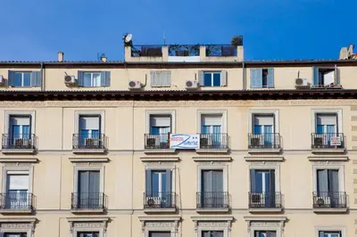 Edificio en el que se encuentra el hostal o pensión