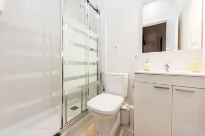Un baño de M&F Gran Via 3 Hab