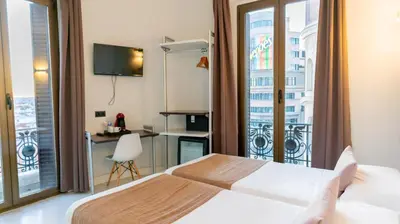 Una televisión o centro de entretenimiento en Hostal Gran Via 44