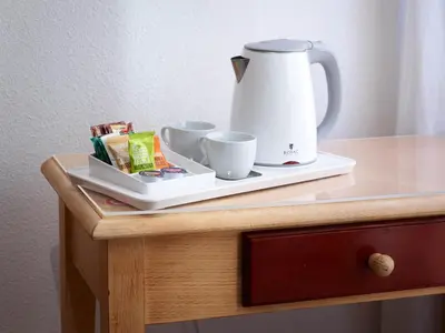 Utensilios para hacer té y café en Hostal Bianco