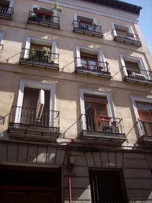 Edificio en el que se encuentra el hostal o pensión