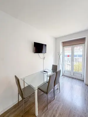Una televisión o centro de entretenimiento en Cómodo y agradable estudio en Madrid centro A3
