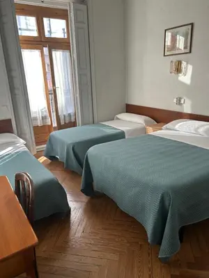 Cama o camas de una habitación en Hostal Tudescos