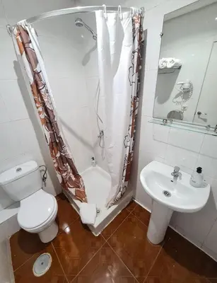 Un baño de Hostal Santa Barbara