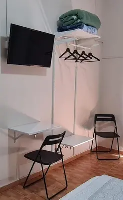 Una televisión o centro de entretenimiento en Hostal Miami