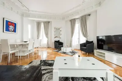 Zona de estar de M&F ATTIC WITH GREAT VIEWS